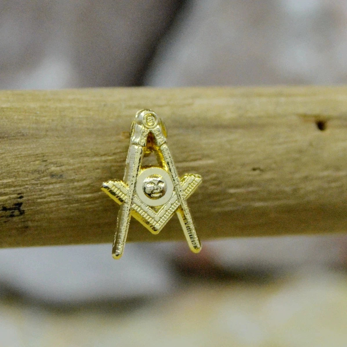 Master Mason Blue Lodge Lapel Pin - Gold Plated With Butterfly Buckle - Bricks Masons